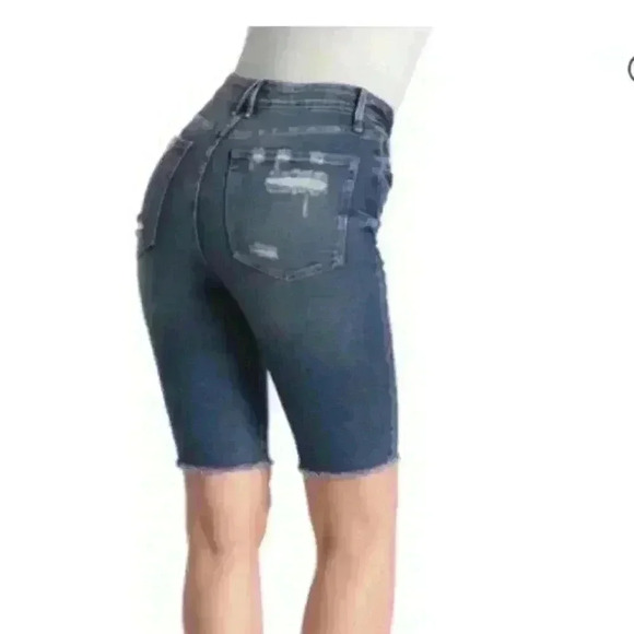 𝅺GOOD American Frayed Bermuda Denim Shorts 0/25 - Picture 3 of 9